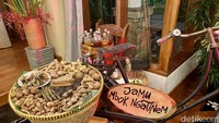Ada juga jamu gendongan yang rempahnya asli kalau ingin pilihan minuman sehat. Foto: detikFood/Yenny Mustika Sari