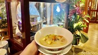 Stall makanan yang hadir di restoran ini dibuat mengikuti konsep kampung halaman dengan gerobak. Seperti gerobak soto Betawi ini. Foto: detikFood/Yenny Mustika Sari