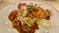 Ada juga Mie Aceh dengan topping daging kepiting yang lembut. Rasa pedasnya bisa disesuaikan dengan selera. Foto: detikFood/Yenny Mustika Sari