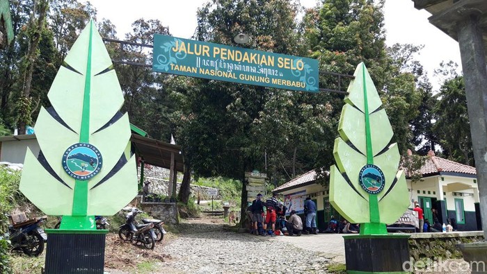 Sejumlah pendaki saat hendak naik ke puncak Merbabu melalui jalur Selo, Boyolali beberapa waktu lalu. Foto diunggah pada Senin (4/4/2022).