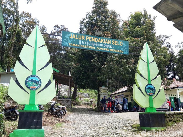 Sejumlah pendaki saat hendak naik ke puncak Merbabu melalui jalur Selo, Boyolali beberapa waktu lalu. Foto diunggah pada Senin (4/4/2022).
