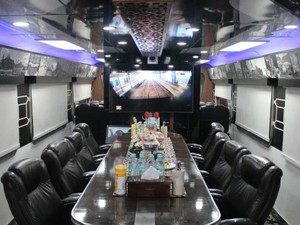 Sisi Lain Kereta Wisata: Kerap Jadi Tempat Meeting Berjalan