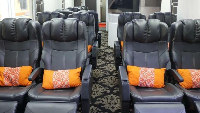 PT Kereta Api Indonesia (Persero) menyediakan kereta api dengan fasilitas mewah ala sultan. KA Wisata ini bisa disewa oleh masyarakat luas.