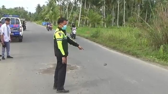 Seorang pria di Tanjungbalai, Sumatera Utara (Sumut) tewas akibat kecelakaan saat ikut balap liar usai sahur on the road. Sepeda motor yang dikendarai korban bertabrakan dengan kendaraan lain. (dok Istimewa)
