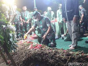 Jenderal Dudung Ziarah ke Makam Sertu Eka yang Dibunuh OTK di Papua