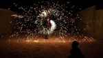 Seru! Bermain Kembang Api di Malam Bulan Ramadan