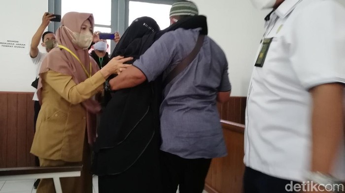 Ibunda korban dalam kasus Diksar Menwa UNS menangis dan dipapah keluar dari ruang sidang PN Solo, Senin (4/4/2022).