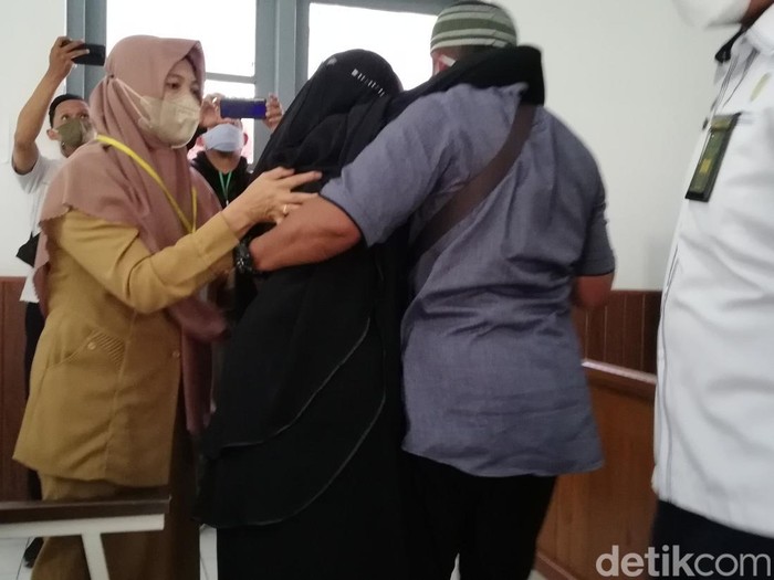 Ibunda korban dalam kasus Diksar Menwa UNS menangis dan dipapah keluar dari ruang sidang PN Solo, Senin (4/4/2022).