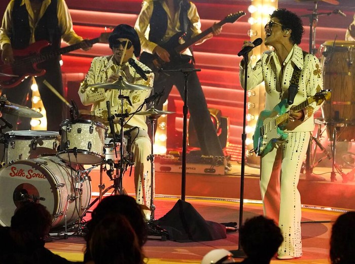 Anderson .Paak, left, and Bruno Mars of Silk Sonic perform 777 at the 64th Annual Grammy Awards on Sunday, April 3, 2022, in Las Vegas. (AP Photo/Chris Pizzello)