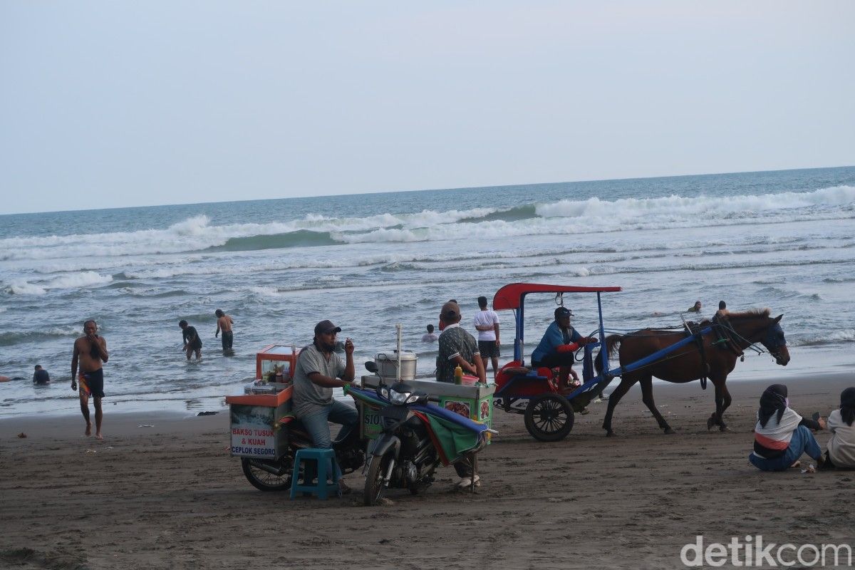 Suasana di Pantai Parangtritis, Bantul, DIY, Jumat (1/4/2022).