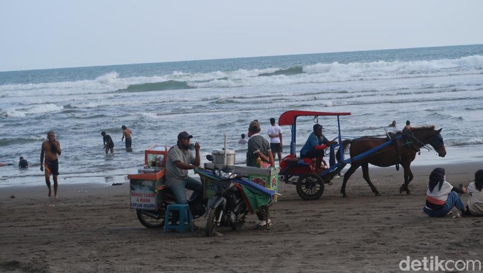 Suasana di Pantai Parangtritis, Bantul, DIY, Jumat (1/4/2022).