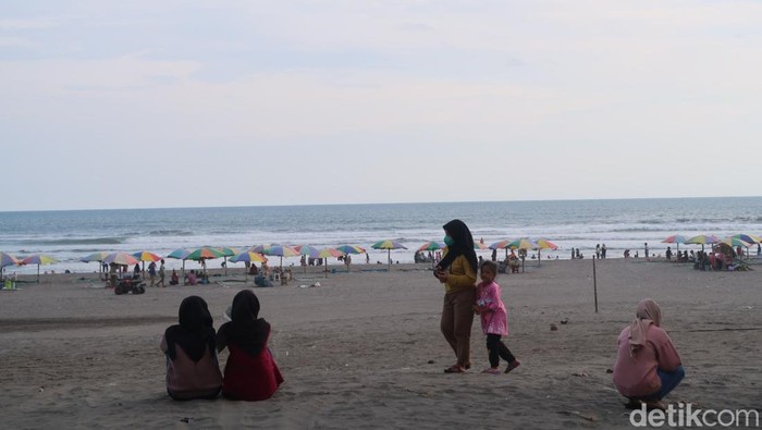 Suasana di Pantai Parangtritis, Bantul, DIY, Jumat (1/4/2022).