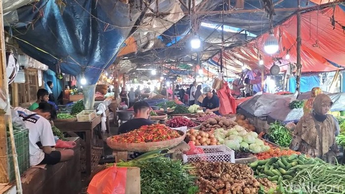 Suasana pasar di Sukabumi.