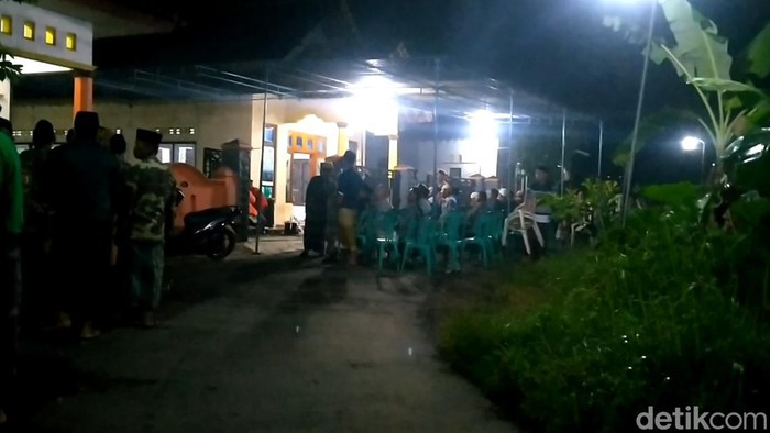 Suasana rumah duka warga Batang korban kecelakaan maut di jalur Pantura, Cirebon, Minggu (3/4/2022) malam.