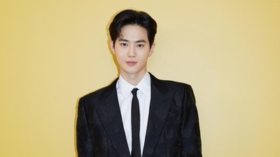 Suho Gagah dengan Setelan Jas di Perilisan Grey Suit