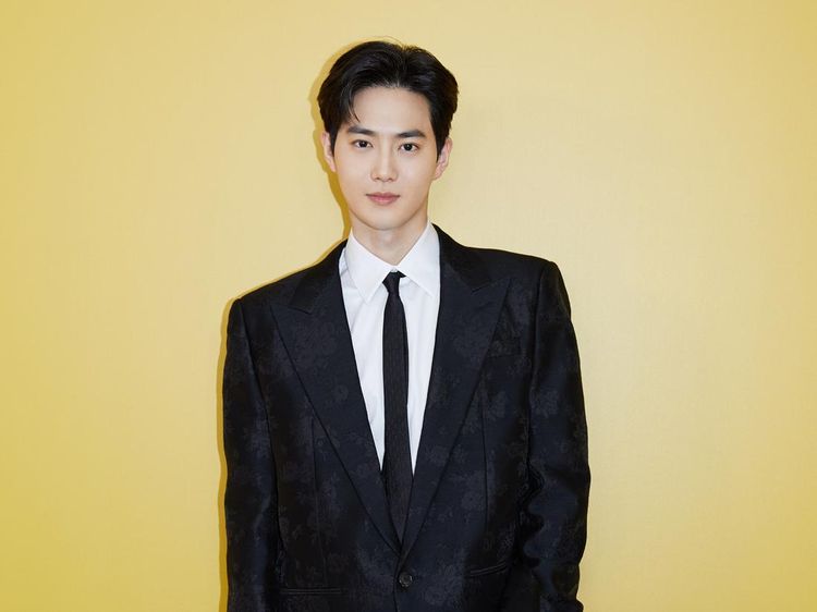Suho Gagah dengan Setelan Jas di Perilisan Grey Suit