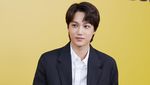 Suho Gagah dengan Setelan Jas di Perilisan Grey Suit