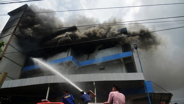Petugas pemadam kebakaran berusaha memadamkan api yang membakar pusat peberlanjaan, Suzuya Mall , di Banda Aceh, Aceh, Senin (4/4/2022). Kebakaran pusat pembelanjaan itu diduga akibat hubungan arus pendek listrik dan petugas menurunkan tujuh mobil untuk memadamkan api. ANTARA FOTO/Ampelsa/hp.