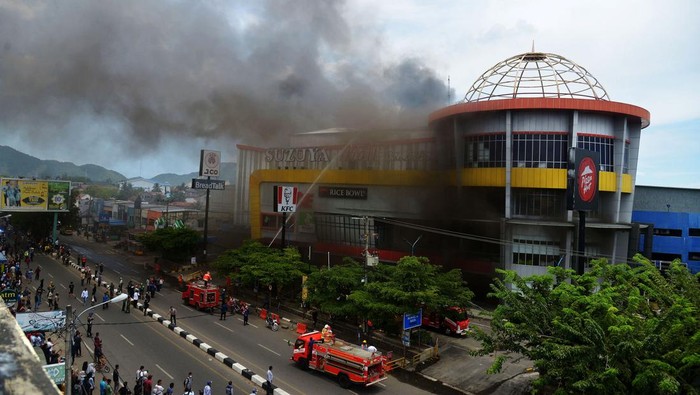 Petugas pemadam kebakaran berusaha memadamkan api yang membakar pusat peberlanjaan, Suzuya Mall , di Banda Aceh, Aceh, Senin (4/4/2022). Kebakaran pusat pembelanjaan itu diduga akibat hubungan arus pendek listrik dan petugas menurunkan tujuh mobil untuk memadamkan api. ANTARA FOTO/Ampelsa/hp.