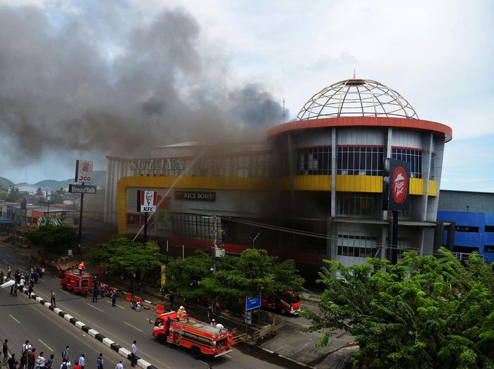 Petugas pemadam kebakaran berusaha memadamkan api yang membakar pusat peberlanjaan, Suzuya Mall , di Banda Aceh, Aceh, Senin (4/4/2022). Kebakaran pusat pembelanjaan itu diduga akibat hubungan arus pendek listrik dan petugas menurunkan tujuh mobil untuk memadamkan api. ANTARA FOTO/Ampelsa/hp.