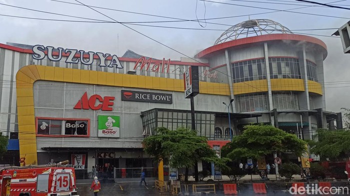 Suzuya Mall Banda Aceh yang terletak di Jalan Teuku Umar, Setui terbakar. (Agus Setyadi/detikcom)