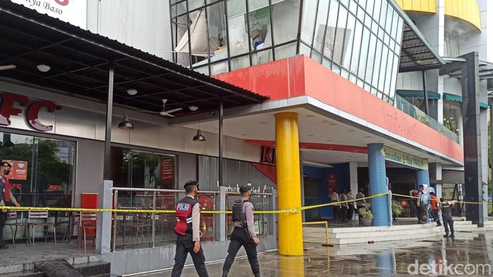 Suzuya Mall Banda Aceh yang terletak di Jalan Teuku Umar, Setui terbakar. (Agus Setyadi/detikcom)