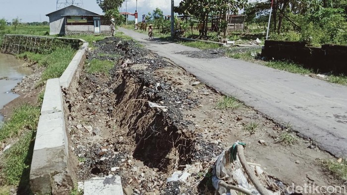 Tanggul pemisah Sungai Nawonggo dengan jalan di Klaten ambrol usai benajir.