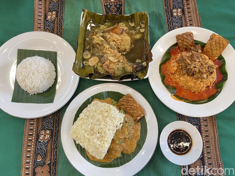 Ada Garang Asem Ayam Kampung hingga Pecel Kembang Turi di Restoran Jawa Ini