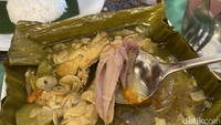 Garang Asem Ayam Kampung (Rp 75.000) racikan Teras Budhe ini salah satu menu andalannya. Berisikan 3 potong ayam kampung yang dimasak dengan bumbu ringan dan dibungkus daun pisang, kemudian dikukus. Asam segar dan sedikit pedas berasal dari irisan tomat, belimbing wuluh, dan cabe rawit. Foto: detikFood/Yenny Mustika Sari
