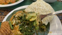Seporsi Pecel Madiun dibanderol harga Rp 40.000. Meski cukup mahal, tapi porsinya banyak. Isian sayur rebusnya juga beragam, ada bayam, daun kenikir, daun pepaya, tauge, kacang panjang, kol, hingga kembang turi. Sayuran rebus ini lalu disiram sambal kacang yang rasanya pedas manis. Foto: detikFood/Yenny Mustika Sari