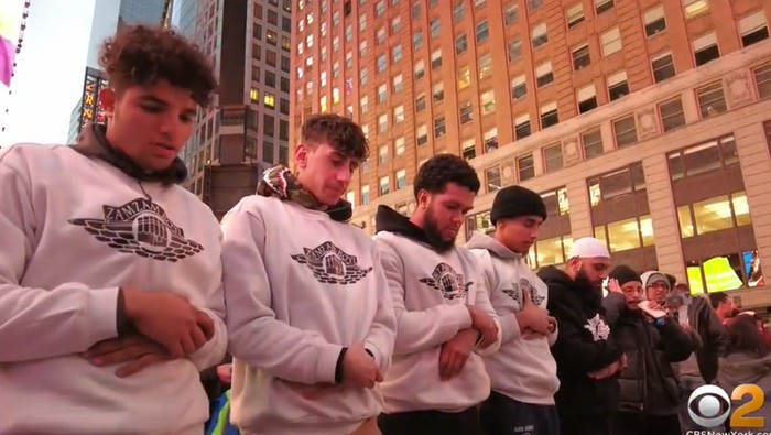 Ratusan umat muslim gelar shalat tarawih di Times Square AS, Sabtu (2/4/2022).