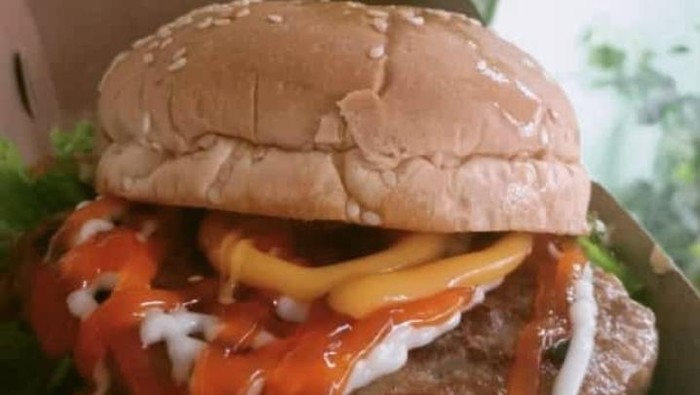 Top! Korban PHK Jualan Burger di Garasi, Omzetnya Tembus Puluhan Juta