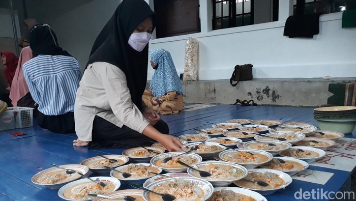 Tradisi takjil bubur Masjid Sabilurrosyaad, Pedukuhan Kauman, Kalurahan Wijirejo, Kapanewon Pandak, Bantul, Senin (4/4/2022).