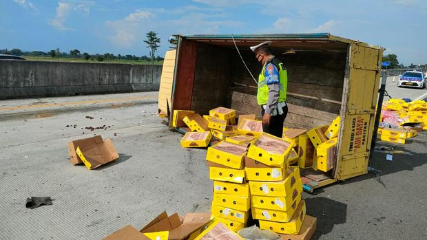 Truk muat kurma terguling di Tol Nganjuk