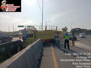 Sopir Ngantuk, Truk Terguling Tabrak Beton Pembatas Tol Dupak-Waru