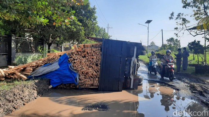 Truk terbalik di Desa Menongo Lamongan