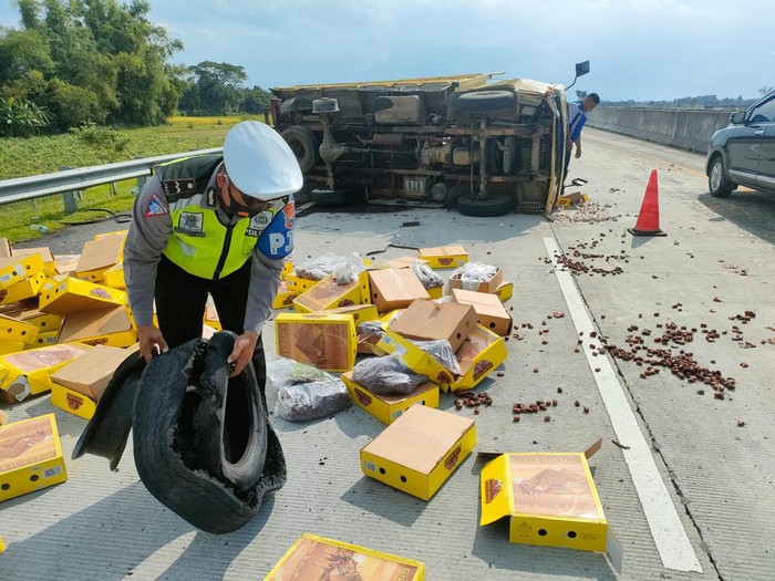 Truk terguling di Tol Nganjuk