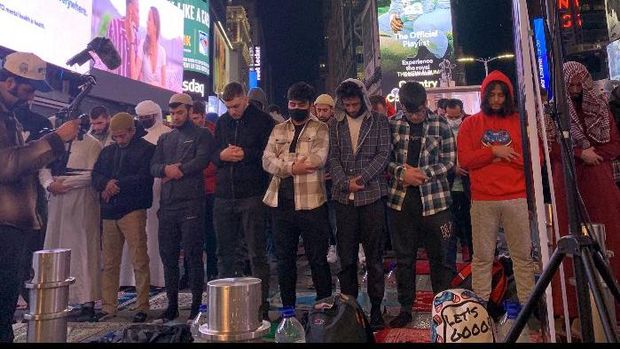 Umat Muslim di Amerika Serikat (AS) menggelar salat tarawih di tempat terbuka, tepatnya di Times Square, New York. (Tangkapan layar Twitter @muslim)