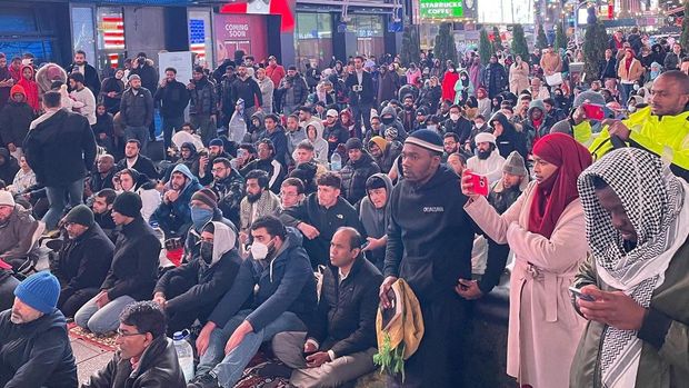Umat Muslim di Amerika Serikat (AS) menggelar salat tarawih di tempat terbuka, tepatnya di Times Square, New York. (Tangkapan layar Twitter @muslim)