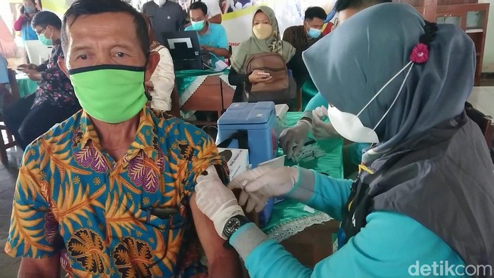 Pemkab Trenggalek mengintensifkan vaksinasi COVID-19 menyambut musim mudik Lebaran 2022. Salah satu sasaran vaksinasi yang sedang digenjot adalah warga lanjut usia (lansia).