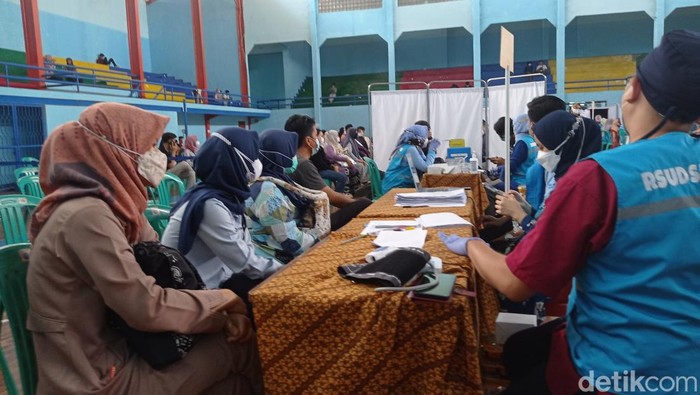 Warga mengikuti vaksinasi di Cianjur.