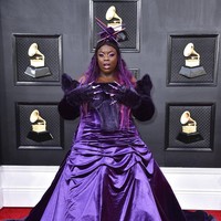 Jauh-jauh dari Inggris, Yola hanya ingin bermain cosplay di Grammy Awards 2022. Gaun ungu dengan lengan bulu yang menyerupai kaki beruang menjadi andalannya.  (Foto: Jordan Strauss/Invision/AP)