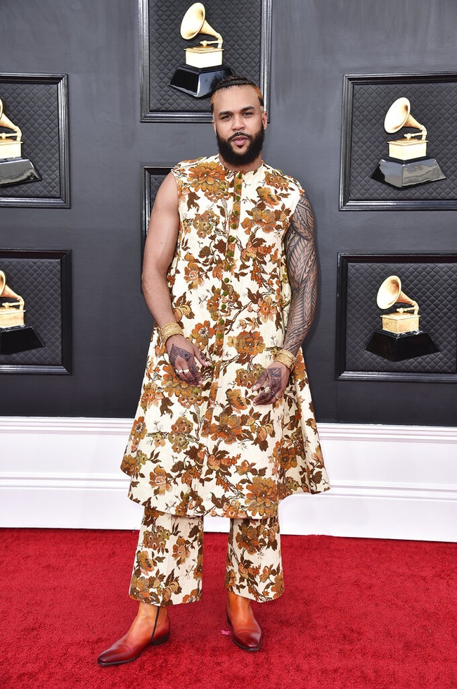 Pria bersolek dengan dress bukan hal yang wajar di era serba fluid saat ini. Namun, kombinasi dress bernuansa floral dan celana senada ini rasanya kurang begitu menarik. Rapper Jidenna terlihat seperti tumpukan dedaunan kering berjalan di musim gugur. (Foto: Jordan Strauss/Invision/AP)