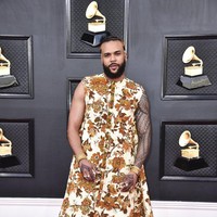 Pria bersolek dengan dress bukan hal yang wajar di era serba fluid saat ini. Namun, kombinasi dress bernuansa floral dan celana senada ini rasanya kurang begitu menarik. Rapper Jidenna terlihat seperti tumpukan dedaunan kering berjalan di musim gugur. (Foto: Jordan Strauss/Invision/AP)
