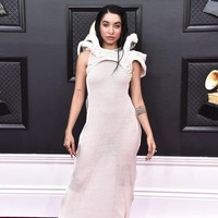 Aksi Maria Becerra dengan J Balvin di panggung Grammy berhasil memukau, tapi tidak demikian dengan gayanya di karpet merah. Penyanyi asal Argentina ini memilih gaun yang tampak lusuh. (Foto: Jordan Strauss/Invision/AP)