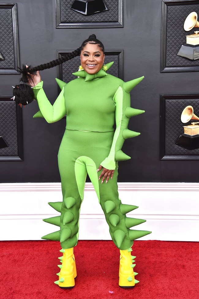 Mungkin penyanyi Tayla Parx ingin pergi ke taman hiburan untuk menghibur para pengunjung dengan kostum ini , tapi nyasar ke karpet merah Grammy Awards 2022. (Foto: Jordan Strauss/Invision/AP)