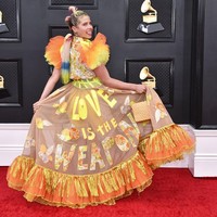 Tren busana bernuansa kuning juga disajikan Victoria Evigan. Namun, cara dia mengeksekusinya dengan kostum karnaval ini mungkin terlalu berlebihan. (Foto: Jordan Strauss/Invision/AP)