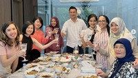 Bersama teman-teman bisnisnya yang banyak, ruang makan Titi dan Tian ternyata cukup lho! Tampak juga ibu Titi Kamal ikut makan bersama.