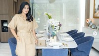 Dengan tampilan yang keren, ruang makan Titi dan Tian juga bagus dijadikan latar foto OOTD. Contohnya Titi yang berfoto dengan outfit serba cokelat ini.