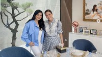Sama-sama cantik! Ini potret bahagia Titi saat dikunjungi oleh Bunda Maia. Keduanya sempatkan berfoto sebelum menikmati makanan enak.